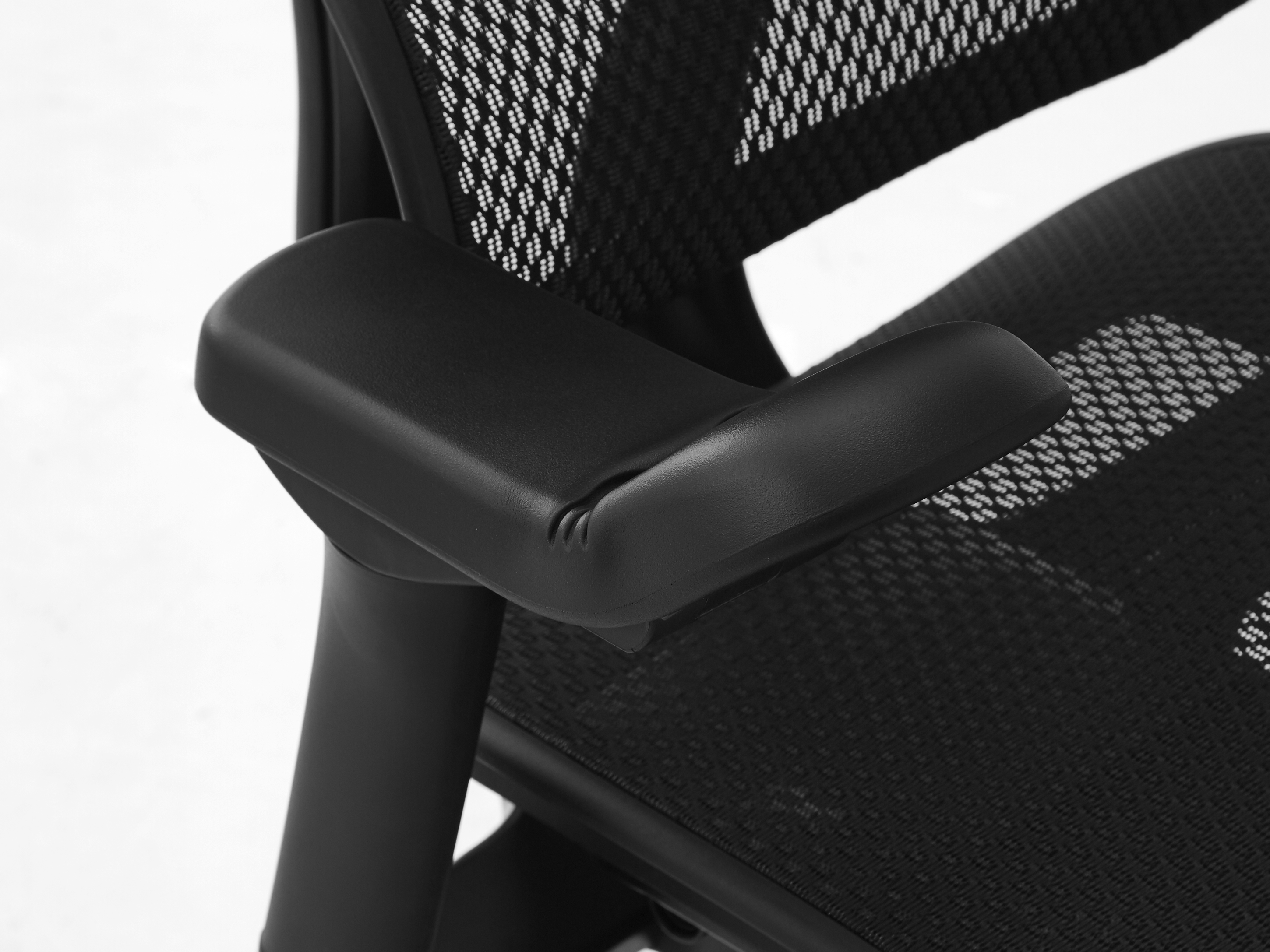 Ergohuman PRO2 Ottoman Black Edition 登場のお知らせ | エルゴ